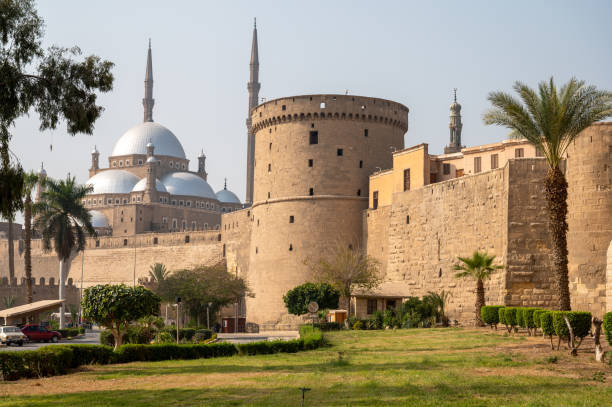 mezquita muhammad ali y murallas de salah al din, ciudadela de el cairo, egipto - cairo egypt mosque minaret fotografías e imágenes de stock