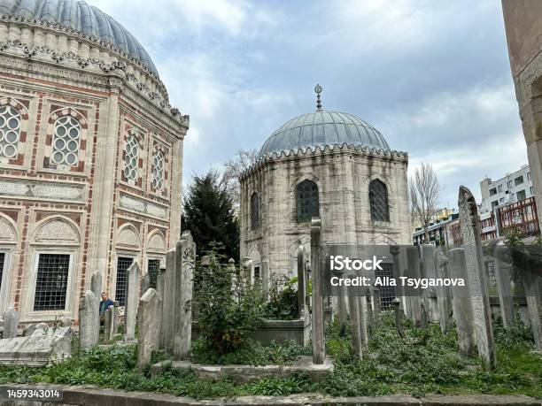 Tumbas Otomanas En La Mezquita Sehzade En Fatih Estambul Tumbas Islámicas En Un Cementerio Cerca De La Mezquita En Estambul Turquía Foto de stock y más banco de imágenes de Aire libre