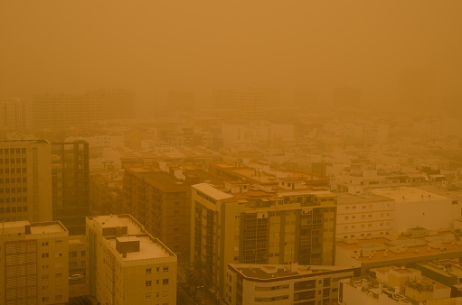 Ciudad bajo una densa neblina formada por polvo en el aire. photo