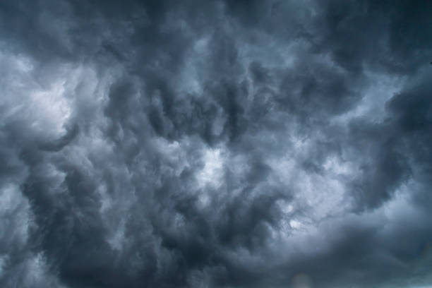Dramatic dark storm rain clouds black sky background. Dark thunderstorm clouds rainny atmosphere. Meteorology danger windstorm disasters climate. Dark cloudscape storm disaster gloomy gray cloud sky dramática tormenta oscura nubes de cielo negro de fondo. nubes de tormenta oscura en atmósfera lluviosa. meteorología peligro tormenta de viento desastres climáticos. tormenta de paisaje nuboso oscuro desastre cielo de nubes gris sombrío