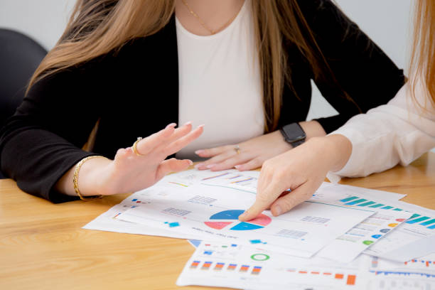 Closeup hands of group business people meeting team for planning and strategy marketing at office, manager and employee discussing conference about finance of investment with graph and chart report. manos en primer plano de personas de negocios del grupo que se reúnen con el equipo para la planificación y el marketing estratégico en la oficina, el gerente y el empleado discuten la conferencia sobre finanzas de inversión con un informe gráfico y g