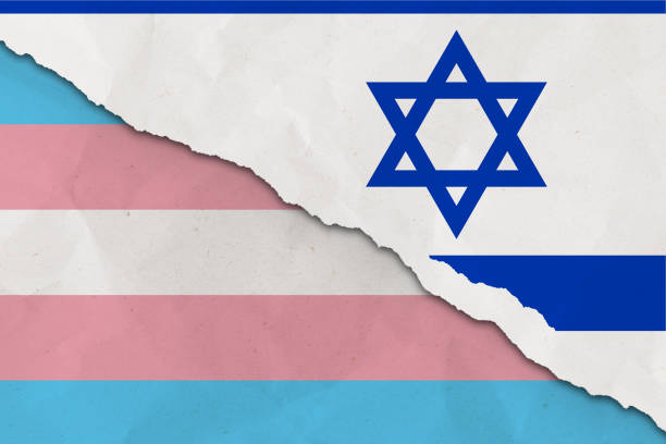 israel und trans-flagge zerrissenen papier-grunge-hintergrund. konzept von konflikt und trans-rechten. israel vs. trans-community-metapher. spannung und krise für bürgerrecht und gay pride, freiheit und liebeskonzept - gay man gay pride civil rights pride stock-fotos und bilder