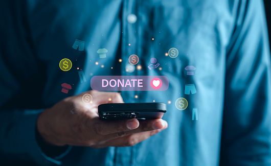 Donación en línea en teléfono móvil, voluntariado y caridad. Donar dinero para ellos en necesidad, haciendo Donar a través de Internet Concepto de donación en línea. photo