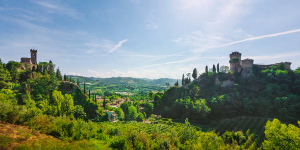 brisighella, vinhedo, fortaleza de manfrediana e torre do relógio. emilia romagna, itália. - bailey - fotografias e filmes do acervo