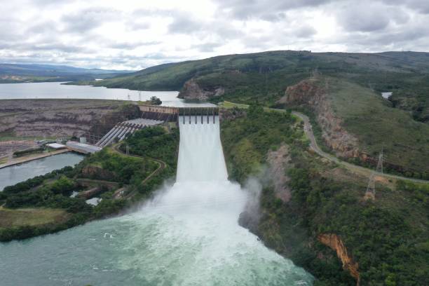 hydroelectric plant with open gates - miniature weir imagens e fotografias de stock