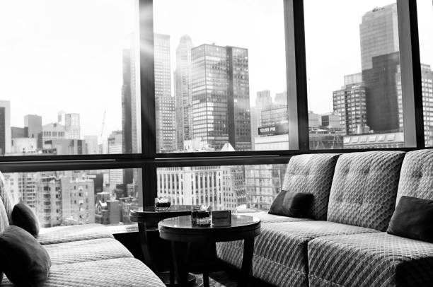 manhattan de uma janela. - new york city black and white city looking at view - fotografias e filmes do acervo