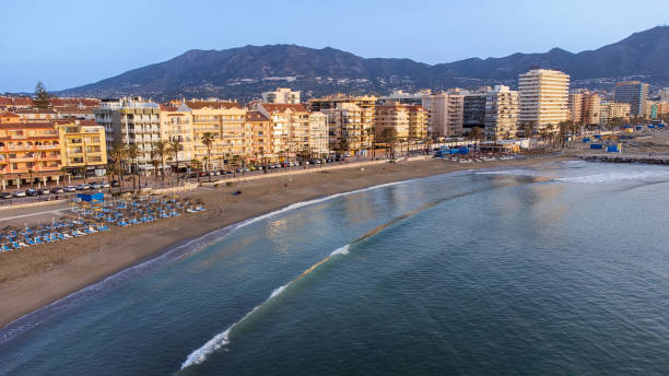 fuengirola stadt küste und mittelmeer. morgendämmerung. fuengirola, spanien. - fuengirola stock-fotos und bilder