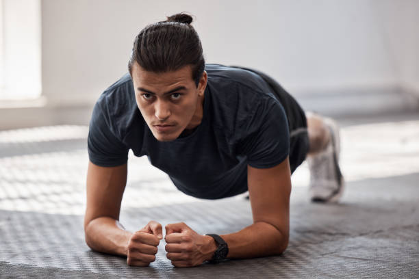 esercizio di plank, allenamento ab e allenamento per l'uomo con la palestra per il benessere del corpo, la costruzione muscolare e l'equilibrio. personal trainer, allenamento dell'atleta e planking per il benessere della salute - endurance sport foto e immagini stock