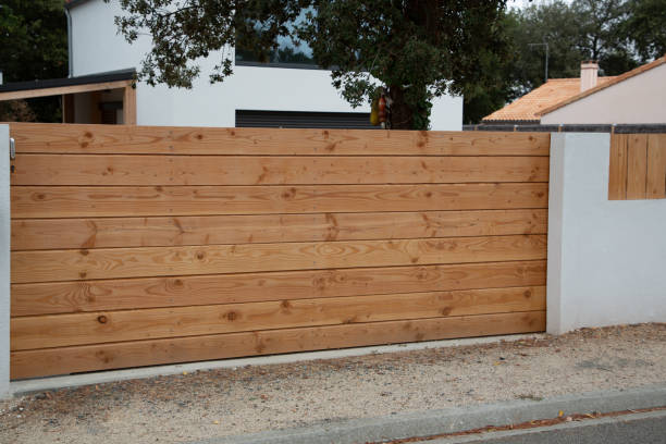 portail en bois naturel brun en bois de la porte d’accès au jardin de la maison - voie daccès au garage photos et images de collection