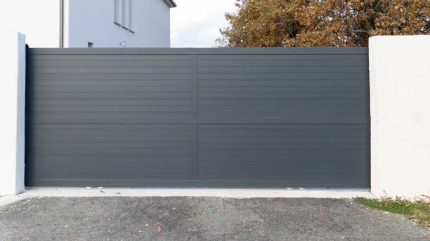 現代の家の通りのスライディングゲートスチール製の大きな灰色の金属製のポータルフェンス - personal land vehicle audio ストックフォトと画像