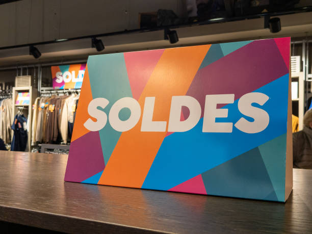 soldes tekst francuski oznacza znak sprzedaży na półce sklepowej w sklepie odzieżowym na stojaku - clothing store clothing sale fashion zdjęcia i obrazy z banku zdjęć