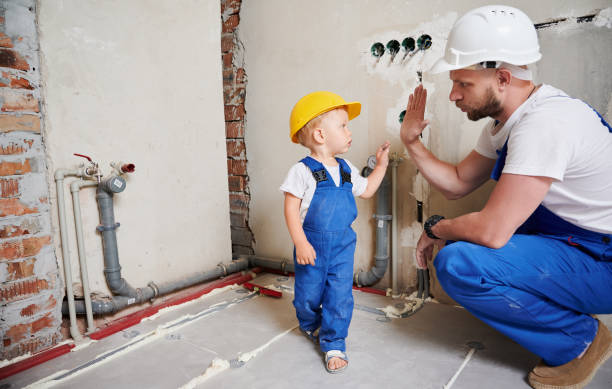 uomo e bambino che fanno il cinque gesto a casa durante la ristrutturazione. - child building activity construction engineer foto e immagini stock