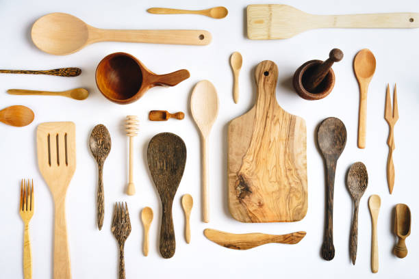 wooden kitchen utensils on white background - knolling concept - utensílio de cozinha imagens e fotografias de stock