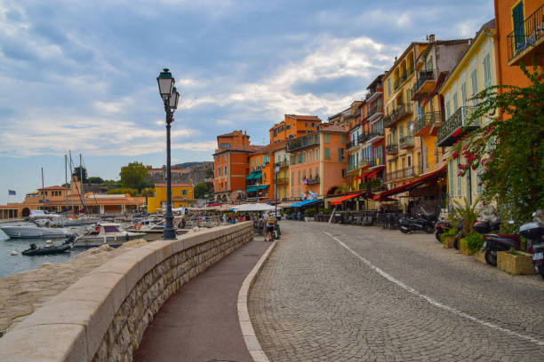 stare miasto villefranche-sur-mer i przystań, południowa francja - villefranche sur mer zdjęcia i obrazy z banku zdjęć