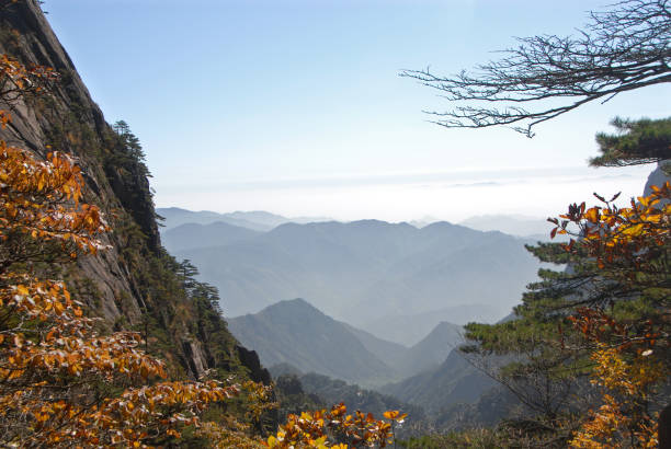 гора хуаншань в провинции аньхой, китай с видом на далекие горы - huangshan mountains стоковые фото и изображения