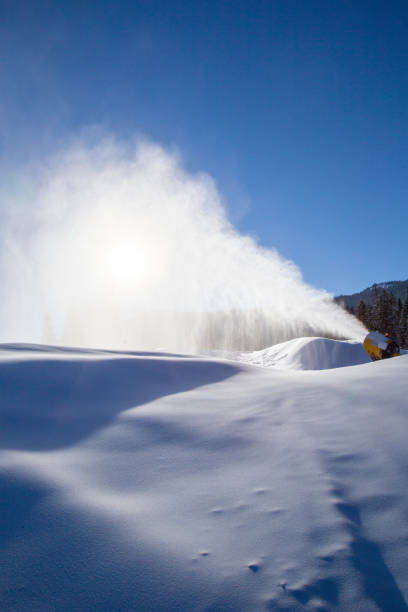 기후 변화로 인해 많은 스키 리조트에서 인공 눈이 필요하게 되었습니다. - mountain winter season machine snow making machine 뉴스 사진 이미지