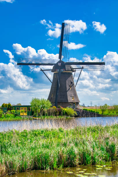 kinderdijk windmill on a sunny spring day, the netherlands. - zaandam imagens e fotografias de stock