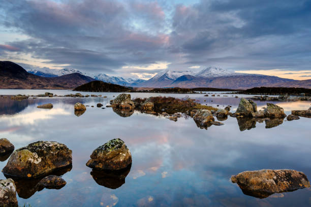 lochan na h-achlaise, rannoch moor, glencoe, scozia, regno unito - loch foto e immagini stock