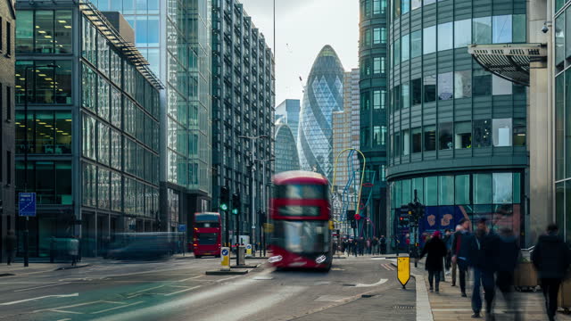 Downtown business centre of  London with traffic- 4k time-lapse