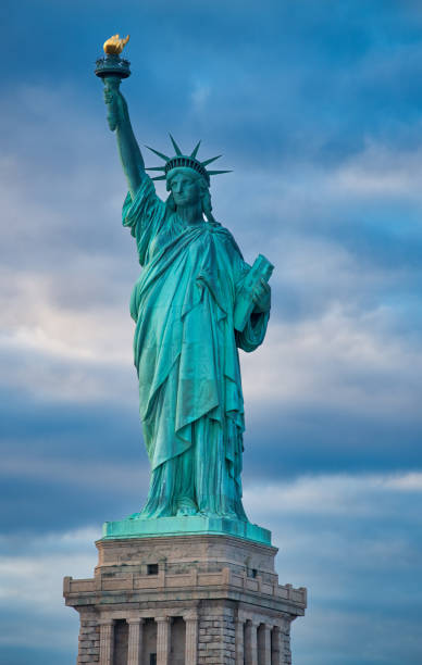 vue du coucher de soleil de la statue de la liberté à new york - statue de la liberté photos et images de collection