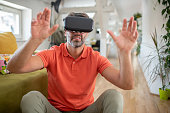 mann-mit-virtual-reality-brillenerfahrung.jpg?b=1&s=170x170&k=20&c=HH6aE8uwXLUcUCVvtFFeGSbGQBNEOfW2Bxbco5ZKPLA=