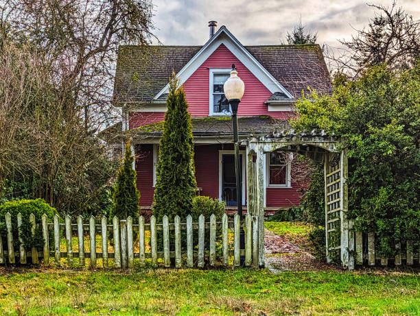 ピケットフェンスのある古い赤い家