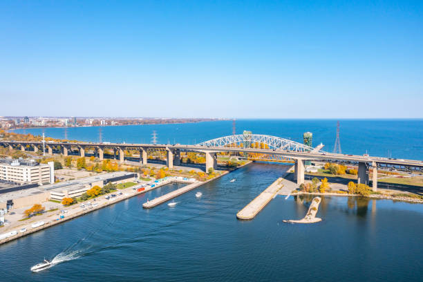 Burlington Canal Lift Bridge e Queen Elizabeth Way QEW Highway, Ontário, Canadá - foto de acervo