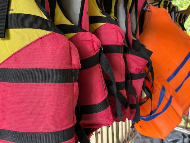 colete salva-vidas usado para equipamento de rafting - life jacket equipment safety jacket - fotografias e filmes do acervo
