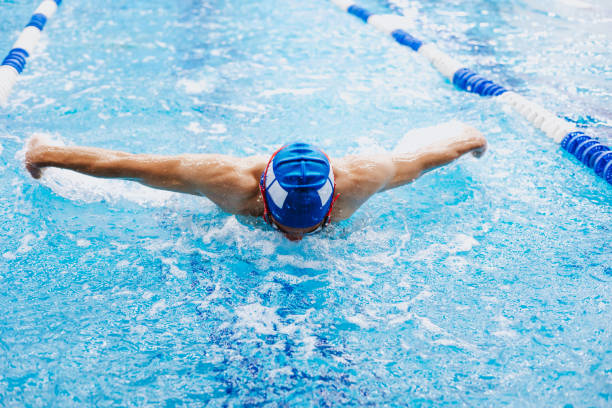 atleta de nadador hispânico jovem usando boné em um treinamento de natação na piscina no méxico américa latina - partida do grupo - fotografias e filmes do acervo