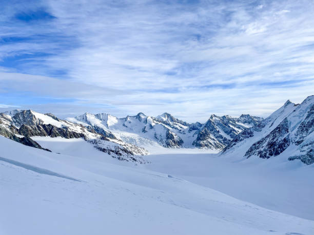 spettacolare catena montuosa innevata in svizzera - european alps switzerland glacier high angle view foto e immagini stock