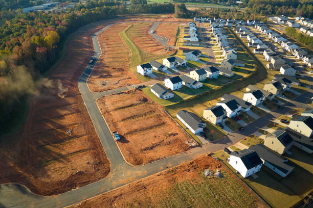 vista aérea del sitio de construcción con nuevas casas apretadas en carolina del sur. las casas unifamiliares como ejemplo de desarrollo inmobiliario en los suburbios estadounidenses - música industrial fotografías e imágenes de stock