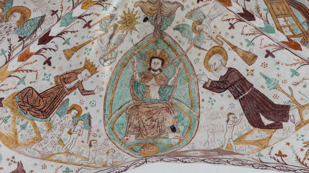 христос сидит на своем престоле в судный день. дева мария и иоанн креститель на его стороне. старая фреска - denmark indoors church angel стоковые фото и изображения