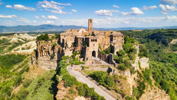 vista aérea de civita di bagnoregio, cidade medieval na colina, itália. - civita di bagnoregio - fotografias e filmes do acervo