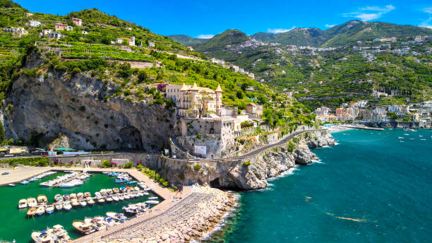 vista aérea da costa de maiori e minori na costa amalfitana na temporada de verão, campânia - itália. - salerno - fotografias e filmes do acervo