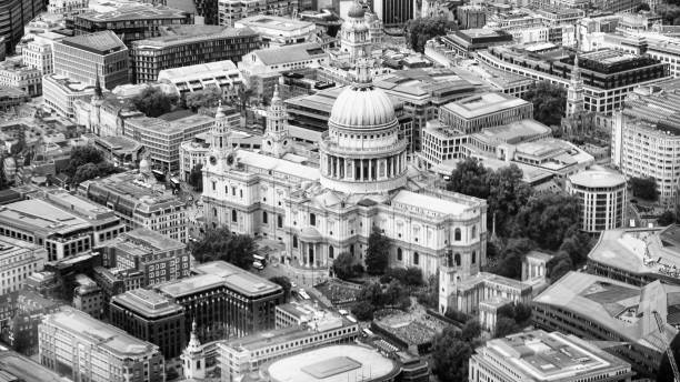 widok z lotu ptaka na katedrę św. pawła z latającego helikoptera - london england aerial view skyscraper mid air zdjęcia i obrazy z banku zdjęć