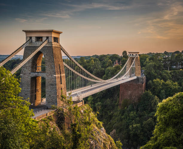 vista da bela ponte suspensa sobre um desfiladeiro ao pôr do sol - uk tree city bridge - fotografias e filmes do acervo