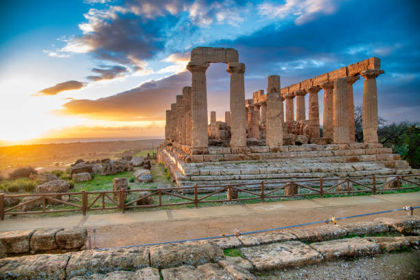 il tempio di giunone nella valle dei templi di agrigento - sicilia, italia. - valle dei templi foto e immagini stock