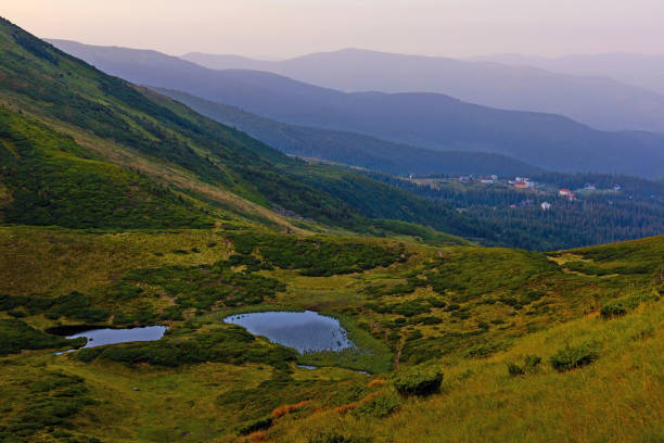 sunset mountains view and lakes in dragobrat, ukrainian carpathian mountains - dragobrat imagens e fotografias de stock