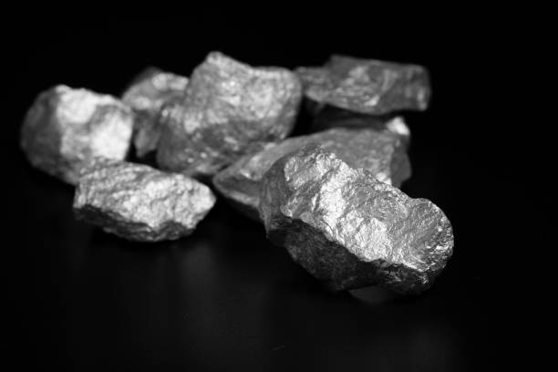 trozo de plata o platino o minerales de tierras raras sobre fondo negro - yttrium fotografías e imágenes de stock