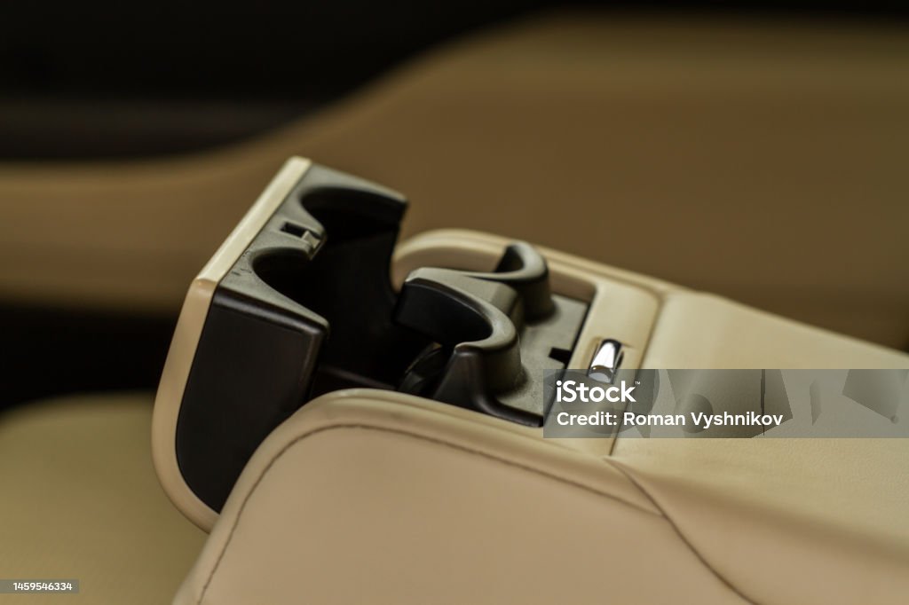 Moderner Pkwgetränkehalter Für Die Rücksitzreihe Armlehne Im Auto Mit  Getränkehalter Stockfoto und mehr Bilder von Armlehne - iStock