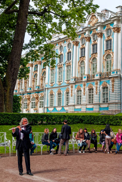 flautista no parque do palácio de catarina - tsarskoye selo - são petersburgo - catherine i - fotografias e filmes do acervo