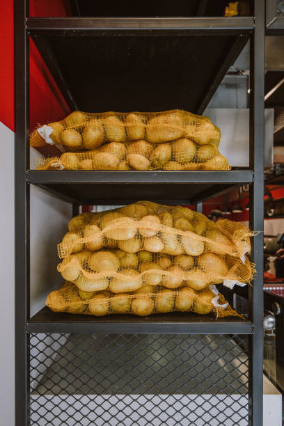 bolsa de patatas - french fries fast food french fries raw raw potato fotografías e imágenes de stock