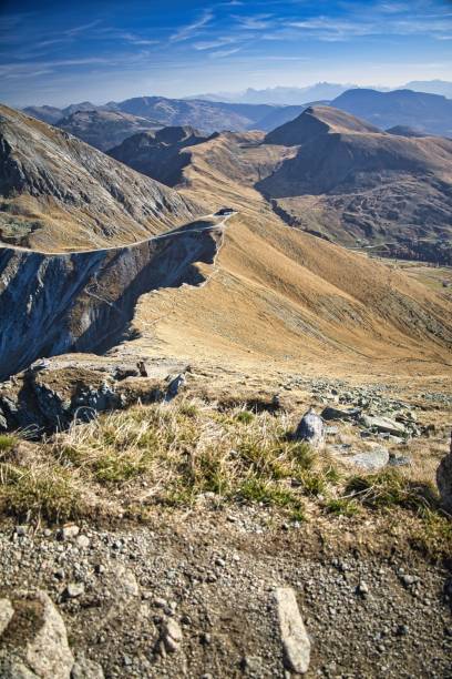 toma vertical del paisaje de la montaña ifinger en tirol del sur en italia - ifinger fotografías e imágenes de stock