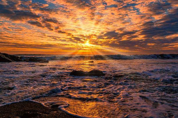 hermoso amanecer sobre la costa noreste en hartlepool, reino unido. - hartlepool fotografías e imágenes de stock