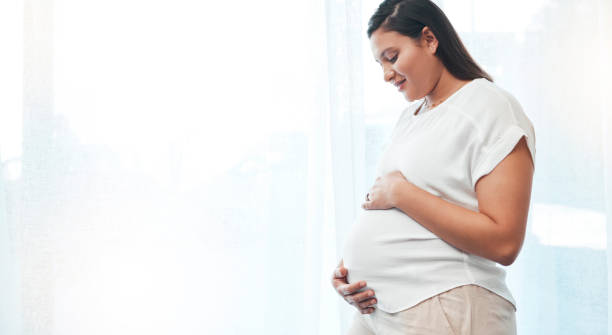 donna incinta, stomaco e spazio mockup della madre eccitata per il suo futuro bambino. gravidanza, benessere e maternità sana di donna felice, addome e corpo per fertilità, parto e ginecologia medica - abdomen gynecological examination women loving foto e immagini stock