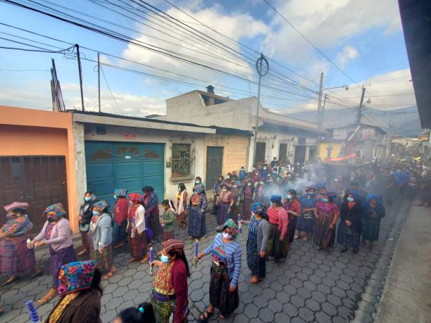 procissão da semana santa na aldeia rural maia de kaqchikel - guatemala antigua central america color image - fotografias e filmes do acervo