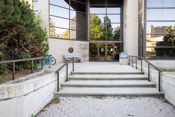 queen elizabeth ii music building presso la brandon university. manitoba, canada. - university of manitoba foto e immagini stock