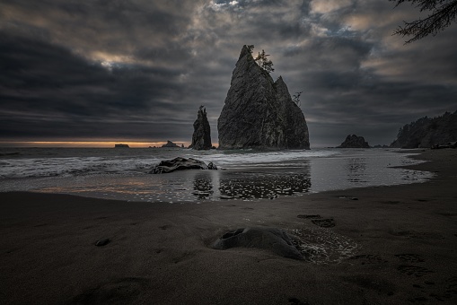 The cliffs at Rialto Beach on a cloudy day. Olympic National Park, Washington State, USA.
