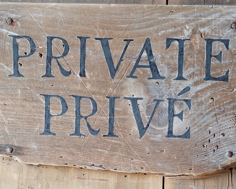 A sign stating private in English and French.