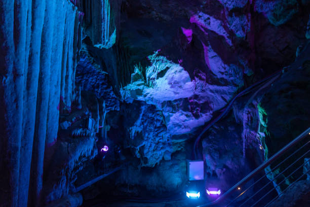 interno della grotta di san michele all'interno della rocca di gibilterra. - rock of gibraltar foto e immagini stock